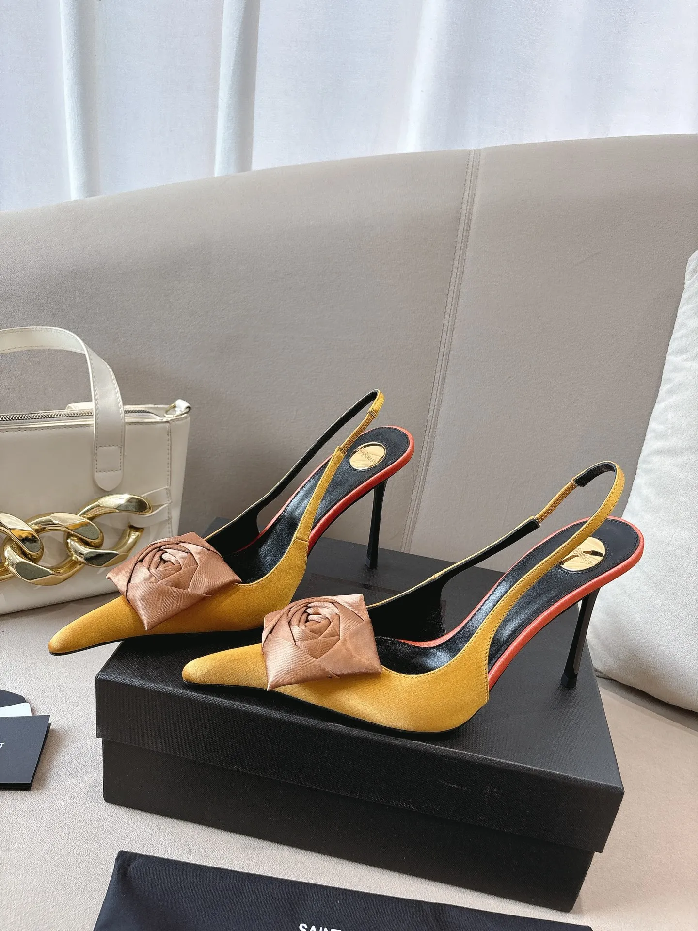 👟👟Ex-factory price 680👟👟 Saint Laurent ysl 25ss/autumn and winter ready-to-wear flower series catwalk style high heels. The toe and contrasting color design make the final effect quite impressive. The different colors are also very beautiful. Straight heels, curved heels, with flowers, and without flowers can be selected. Only YSL understands women’s hearts best and does not accept refutation. It is a super invincible feminine artifact, a must-have for women (z-brand full-body customization, own molded hardware accessories, perfect consistency) ✔ Upper: imported cow patent leather ✔ Inner lining: imported 🐑 goat leather ✔ Sole: imported genuine leather outsole ✔ Heel height: 10.5cm ✔ Size: 36-39 (40, 41, 42 can be customized and non-returnable) Flower style (full set of packaging)
